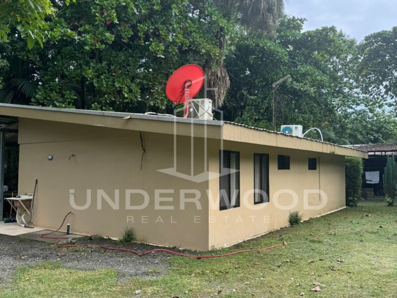 Propiedad con 3 casas rodeadas de naturaleza, Río Seco, Parrita