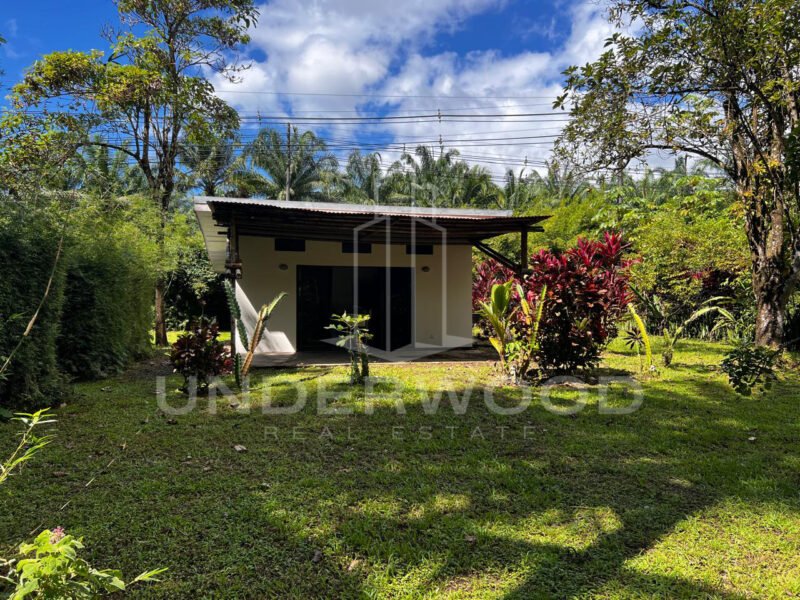 Propiedad con 3 casas rodeadas de naturaleza, Río Seco, Parrita